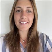 Insegnante di materie umanistiche. Laureata in giurisprudenza